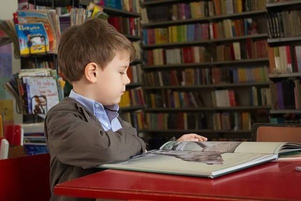 Quels sont les bénéfices à long terme d'un enseignement bilingue dans une école internationale ?